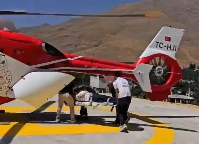 Kolu kırık hasta ambulans helikopter ile Van’a getirildi

