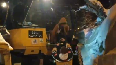 Kolundan yaralanan &ccedil;ocuk, iş makinasıyla bulunduğu yerden alınıp sağlık ekibine teslim edildi
