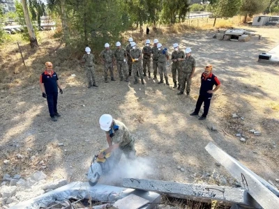 Komandolara enkazda arama kurtarma eğitimi verildi
