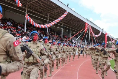 Komandolardan 19 Mayıs&rsquo;a &ouml;zel nefes kesen g&ouml;steri
