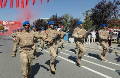 Komandoların gösterisi coşkuyla izlendi
