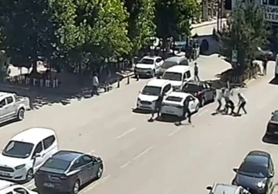 Kombi tartışması hastanede bitti: 5 kişi kiracıyı cadde ortasında sopalarla dövdü
