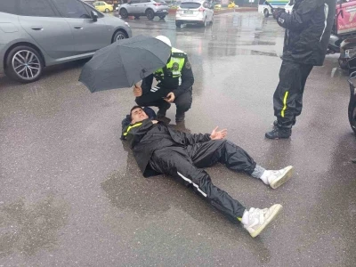 Komiserden &ouml;rnek davranış, yaralı kuryenin başından ayrılmadı
