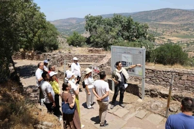 Komisyon &uuml;yeleri Yunusemre&rsquo;nin tarih ve k&uuml;lt&uuml;r rotasını keşfetti
