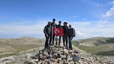 Komşu iki il zirvede birleşti, en y&uuml;ksek yere T&uuml;rk bayrağı dikti
