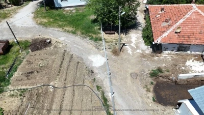 Komşunun kurduğu &ccedil;itlerden dolayı evine gidecek yol kalmadığını iddia etti
