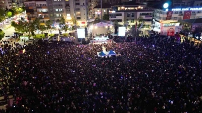 Konser alanında gen&ccedil;lik coşkusu
