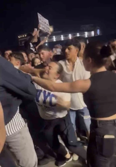 Konserde tekme ve yumruklar havada u&ccedil;uştu
