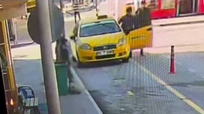 Kontak anahtarı &uuml;zerinde bırakılan taksiyi alıp ka&ccedil;maya &ccedil;alıştı, k&ouml;şeyi d&ouml;nemeden yakalandı
