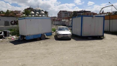Konteynerden d&uuml;şt&uuml;, hastanede hayatını kaybetti
