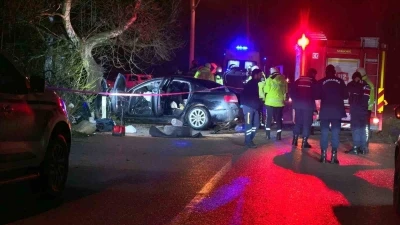 Kontrolden &ccedil;ıkan ara&ccedil; ağaca &ccedil;arptı: 2 &ouml;l&uuml;, 2 yaralı
