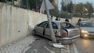 Kontrolden çıkan araç aydınlatma direğine çarpıp hurdaya döndü
