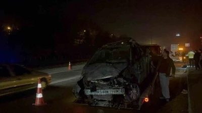 Kontrolden çıkan araç aydınlatma direğini devirip karşı yöne geçti
