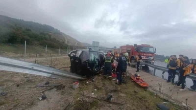 Kontrolden &ccedil;ıkan ara&ccedil; bariyere &ccedil;arptı: 2 &ouml;l&uuml;
