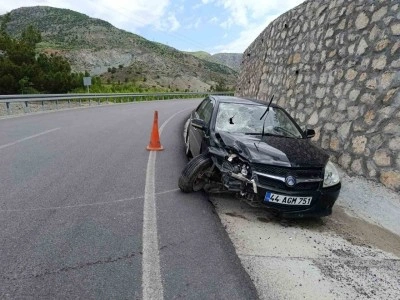 Kontrolden &ccedil;ıkan ara&ccedil; bariyerlere &ccedil;arptı: 1 yaralı