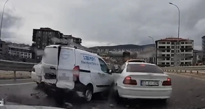 Kontrolden &ccedil;ıkan ara&ccedil;, &ouml;n&uuml;ndeki 4 araca &ccedil;arptı: O anlar kamerada
