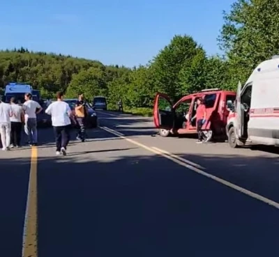 Kontrolden &ccedil;ıkan ara&ccedil;, park halindeki araca &ccedil;arptı: 3 yaralı
