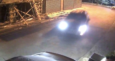 Kontrolden &ccedil;ıkan ara&ccedil; park halindeki motosiklet ve arabaya &ccedil;arptı: O anlar kamerada
