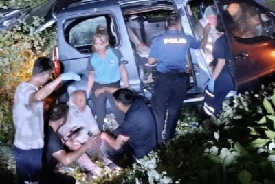 Kontrolden &ccedil;ıkan ara&ccedil; şarampole yuvarlandı: 2 yaralı

