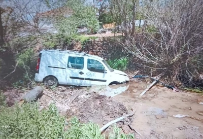 Kontrolden &ccedil;ıkan ara&ccedil; sulama kanalına savruldu: 1 yaralı
