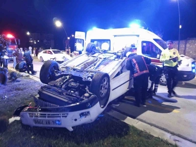 Kontrolden &ccedil;ıkan ara&ccedil; ters d&ouml;nd&uuml;: 2 yaralı
