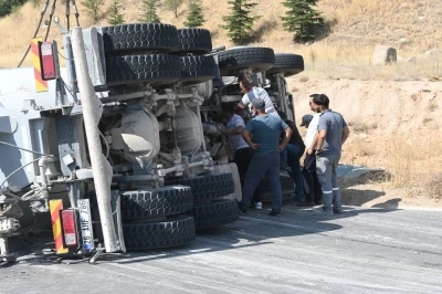 Kontrolden çıkan beton mikseri refüje devrildi: 1 yaralı
