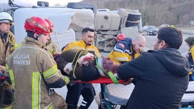 Kontrolden &ccedil;ıkan beton tankeri devrildi : S&uuml;r&uuml;c&uuml; ağır yaralı
