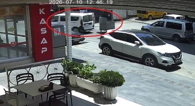 Kontrolden &ccedil;ıkan &ccedil;&ouml;p konteyneri caddeye dalıp araca &ccedil;arptı: O anlar kamerada
