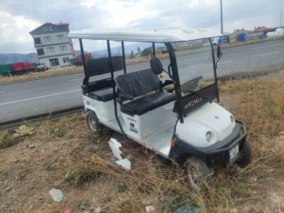 Kontrolden çıkan golf aracı yol kenarına savruldu, sürücü yaralandı
