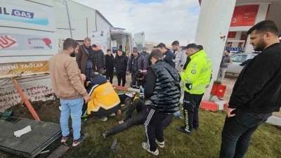Kontrolden &ccedil;ıkan hafif ticari ara&ccedil; akaryakıt istasyonuna daldı: 2 yaralı
