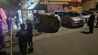 Kontrolden &ccedil;ıkan hafif ticari ara&ccedil; markete daldı: 2 yaralı
