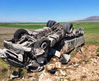 Kontrolden &ccedil;ıkan kamyon devrildi, s&uuml;r&uuml;c&uuml;s&uuml; yaralandı
