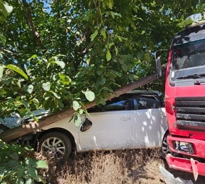 Kontrolden çıkan kamyon otomobile çarparak durdu
