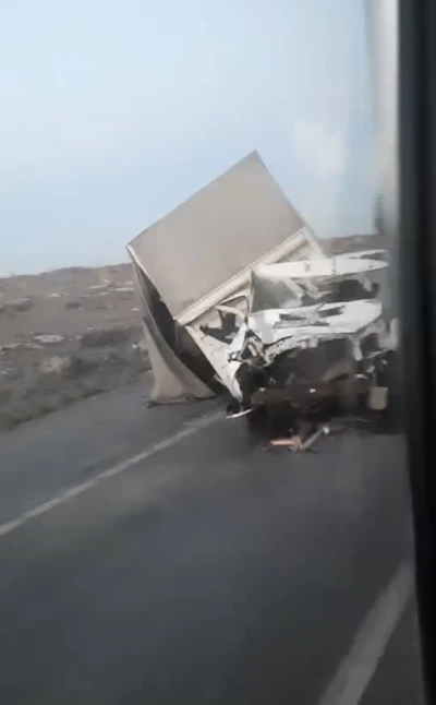 Kontrolden çıkan kamyon refüje çarptı: 1 yaralı
