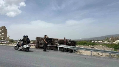 Kontrolden &ccedil;ıkan kamyon yol kenarına devrildi: 2 yaralı
