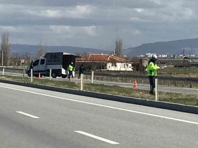 Kontrolden &ccedil;ıkan kamyonet bariyerlere &ccedil;arptı: 1 yaralı
