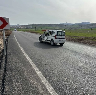 Kontrolden &ccedil;ıkan kamyonet karşı şeride ge&ccedil;erek ticari ara&ccedil;la &ccedil;arpıştı: 1 yaralı