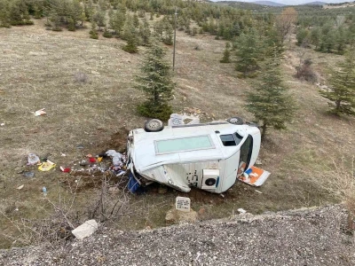 Kontrolden &ccedil;ıkan kamyonet şarampole yuvarlandı: 3 yaralı
