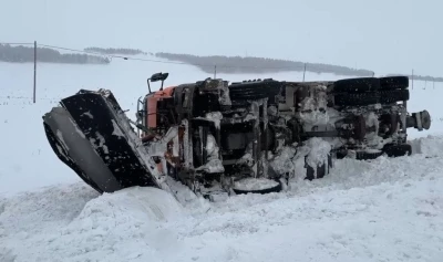 Kontrolden &ccedil;ıkan kar k&uuml;reme aracı devrildi
