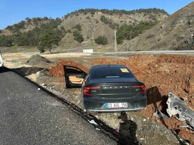 Kontrolden &ccedil;ıkan l&uuml;ks otomobil yol kenarına savruldu: 1 yaralı
