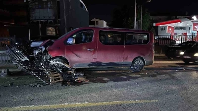 Kontrolden &ccedil;ıkan minib&uuml;s ref&uuml;jdeki demirlere &ccedil;arptı
