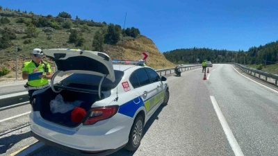 Kontrolden &ccedil;ıkan motosiklet bariyerlere &ccedil;arptı: 1 yaralı
