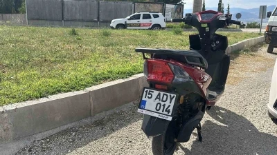 Kontrolden &ccedil;ıkan motosiklet devrildi, s&uuml;r&uuml;c&uuml; yaralandı

