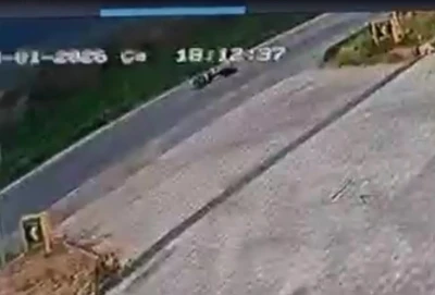 Kontrolden &ccedil;ıkan motosiklet devrildi, s&uuml;r&uuml;c&uuml;s&uuml; yaralandı
