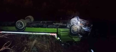 Kontrolden çıkan oto kurtarıcı tarlaya uçtu: 2 yaralı
