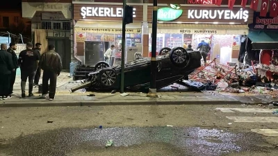 Kontrolden &ccedil;ıkan otomobil 2 iş yerine &ccedil;arparak devrildi
