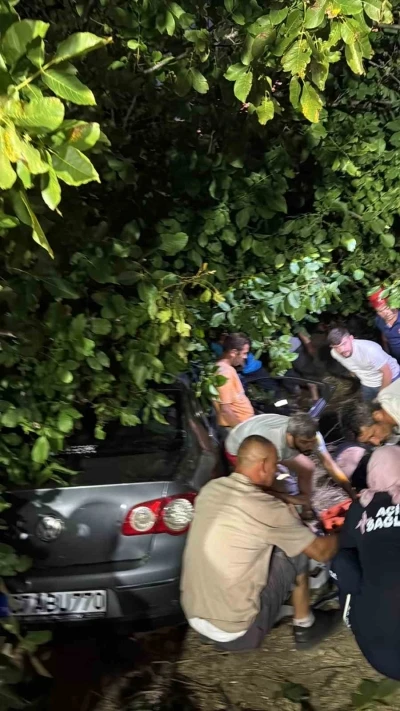 Kontrolden çıkan otomobil, ağaçlık alana girdi: 3 yaralı
