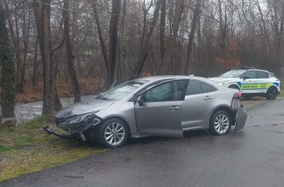 Kontrolden &ccedil;ıkan otomobil alt yola u&ccedil;tu: 3 yaralı
