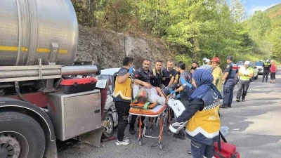 Kontrolden çıkan otomobil asit yüklü tankere çarptı: 5 yaralı
