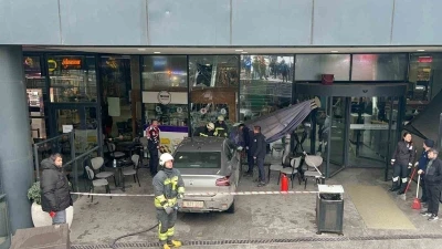 Kontrolden &ccedil;ıkan otomobil AVM&rsquo;deki kafeye girdi: 1 yaralı
